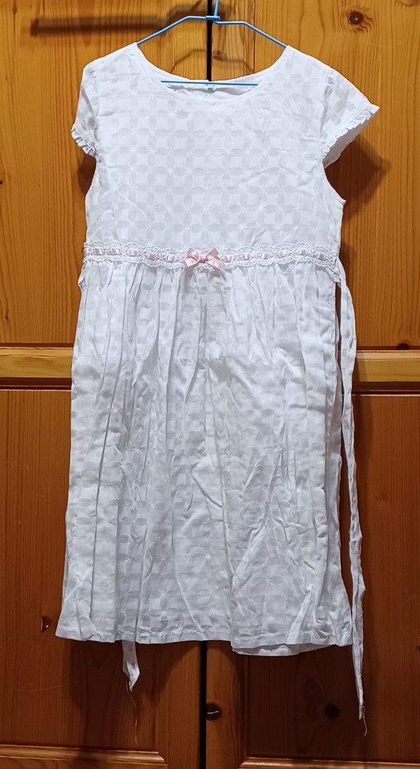 由 yun15962535 (刊登 ID 1376145894，圖片 1) 提交，位於 新北市 (New Taipei) 的 130公分左右 童裝 洋裝 連身裙 二手 (類別：嬰兒及兒童流行時尚)，說明：整理家裡 找到很多小朋友的衣服 歡迎參觀選購 賣場內的童裝 3 件以上 95 折，5 件以上 9 折，選好後私訊跟我說，幫你更改價格 衣服褲子裙子滿兩百出貨。