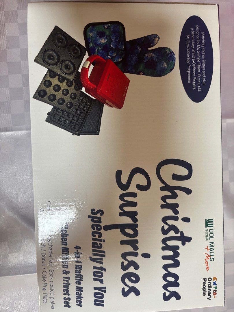 4-in-1 Waffle maker kitchen mitten & trivel set (new)
