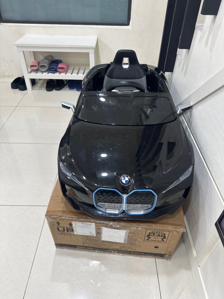 由 appletuu (刊登 ID 1376172443，圖片 1) 提交，位於 台中市 (Taichung) 的 兒童充電電動遙控汽車 (類別：嬰兒監視器)，說明： ⸻ 🔧 商品特色： • ✅ 原廠授權，通過安全檢驗 • ✅ 方向盤＆面板多功能娛樂設計（音樂、喇叭聲、USB、藍牙、電力顯示） • ✅ 擬真LED頭尾燈設計，聲光效果強 • ✅ 雙驅動（12V大電池）動力更強勁 • ✅ 防滑輪胎避震，適合室內外使用 • ✅ 雙開門＋安全鎖設計，上下車更便利 • ✅ 高質皮革座椅＋三點式安全帶 • ✅ 兩種充電方式：直接插車充 or 拆電池充 • ✅ 配遙控器，三段速調整，可防止兒童突發操作 • ✅ 組裝完成度90%，只需簡單DIY ⸻ 📏 商品規格： • 尺寸（長x寬x高）：108x65x45.5 cm • 外箱尺寸：116.5x59x28.5 cm • 淨重/毛重：15.4kg / 19.6kg • 最大承重：30kg • 電池：12V 7AH • 驅動方式：雙驅動 • 材質：無毒塑