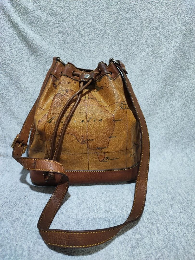 Alviero Martini bucket bag (Category: Luxury Bags & Wallets) located in Baguio. Submitted by jayrgijc52758 (Listing ID 1376161837, Image 1). Description: Alviero Martini bucket bag Small size See all photos No damage naman 1k.