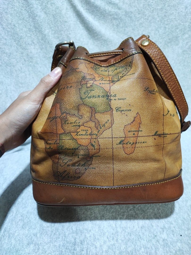 Alviero Martini bucket bag (Category: Luxury Bags & Wallets) located in Baguio. Submitted by jayrgijc52758 (Listing ID 1376161837, Image 3). Description: Alviero Martini bucket bag Small size See all photos No damage naman 1k.
