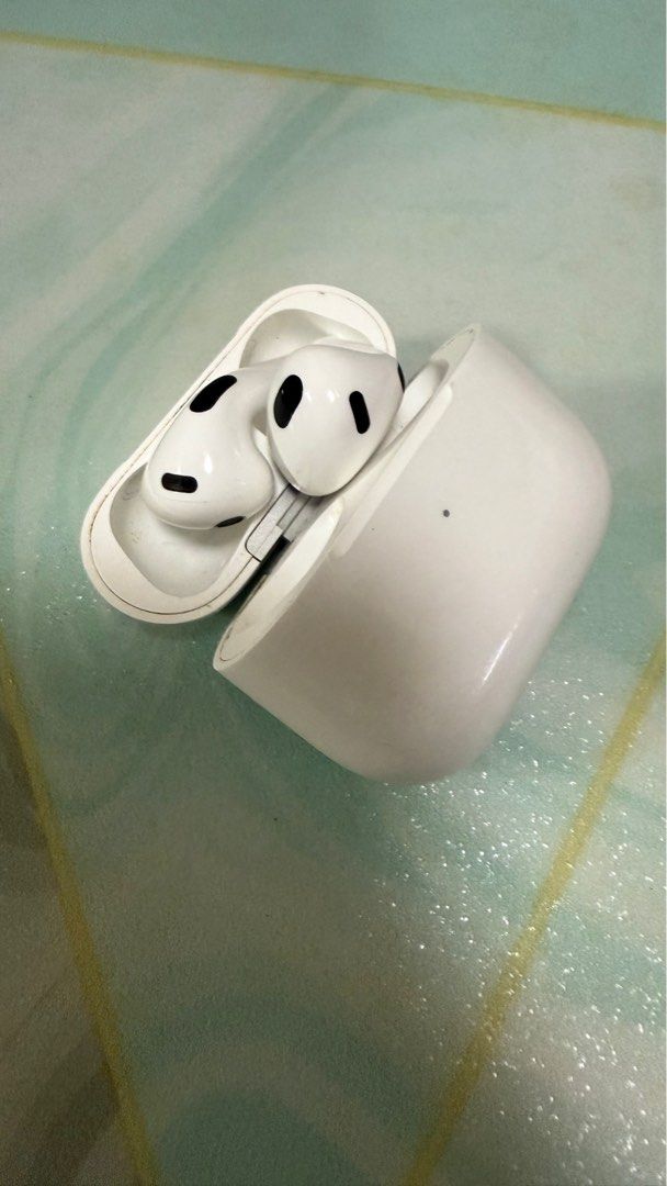 可議，Apple AirPods 3（第3代）真無線耳機配備Lightning 充電盒 （分類：其他電子周邊配件及產品）位於 Hong Kong。 由 tonylamcc 提交（商品編號 1376196200，圖片 1）。簡介： 白色 個人化空間音訊支援 動態頭部追蹤功能4 H1 晶片 抗汗及耐水 (IPX4)11 「餵 Siri」隨時候命 一次充電， 聆聽時間長達 6 小時7 配合充電盒使用， 聆聽時間長達 30 小時7 Lightning 充電盒 ——————————————— 音頻技術 Apple 定制的高振幅驅動單元 定制的高動態範圍放大器 支持動態頭部追蹤的個性化空間音頻1 自適應均衡 傳感器 雙波束成形麥克風 內向式麥克風 皮膚識別傳感器 運動加速感應器 語音加速感應器 力度感應器 芯片 H1 耳機芯片 控制 按一下可播放或暫停播放 按一下可接聽電話、靜音或取消靜音 按兩下可結束通話 按兩下可跳至下一曲目 按三下可跳回上一曲目 按住以啓動 Siri 說聲“嘿 Siri”即可播