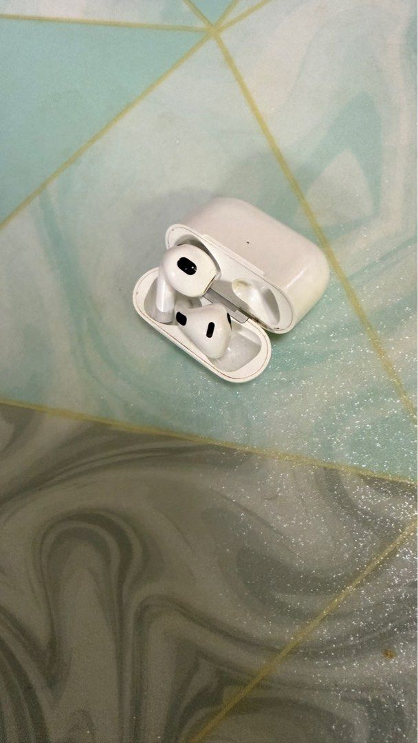 可議，Apple AirPods 3（第3代）真無線耳機配備Lightning 充電盒 （分類：其他電子周邊配件及產品）位於 Hong Kong。 由 tonylamcc 提交（商品編號 1376196200，圖片 2）。簡介： 白色 個人化空間音訊支援 動態頭部追蹤功能4 H1 晶片 抗汗及耐水 (IPX4)11 「餵 Siri」隨時候命 一次充電， 聆聽時間長達 6 小時7 配合充電盒使用， 聆聽時間長達 30 小時7 Lightning 充電盒 ——————————————— 音頻技術 Apple 定制的高振幅驅動單元 定制的高動態範圍放大器 支持動態頭部追蹤的個性化空間音頻1 自適應均衡 傳感器 雙波束成形麥克風 內向式麥克風 皮膚識別傳感器 運動加速感應器 語音加速感應器 力度感應器 芯片 H1 耳機芯片 控制 按一下可播放或暫停播放 按一下可接聽電話、靜音或取消靜音 按兩下可結束通話 按兩下可跳至下一曲目 按三下可跳回上一曲目 按住以啓動 Siri 說聲“嘿 Siri”即可播