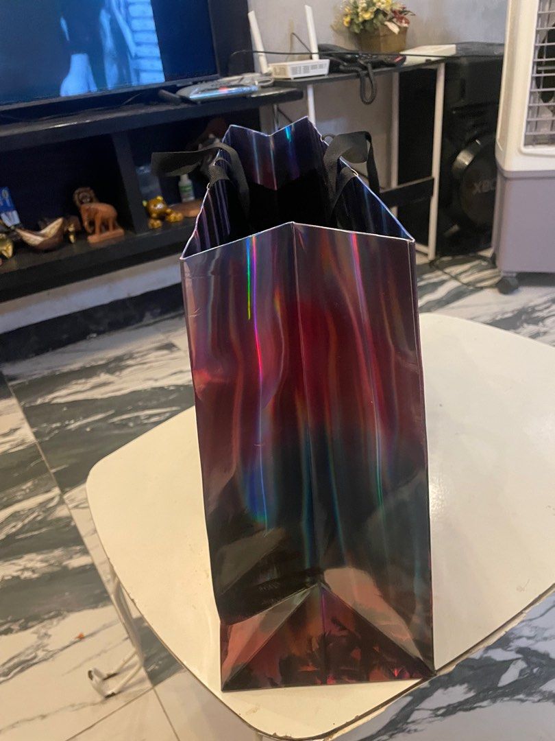 Authentic gucci paper bag xl (Category: Luxury Bags & Wallets) located in Cavite. Submitted by ohmie23 (Listing ID 1376178127, Image 2). Description: Authentic gucci paper bag xl Dimention 11 x 14.5 inch.