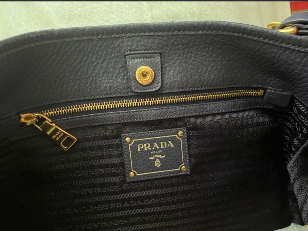 Authentic Prada Prada Black Vitello Daino Leather Front Zip Hobo (Category: Luxury Bags & Wallets) located in Taguig. Submitted by bnblopez (Listing ID 1376108815, Image 2). Description: Very good condition .