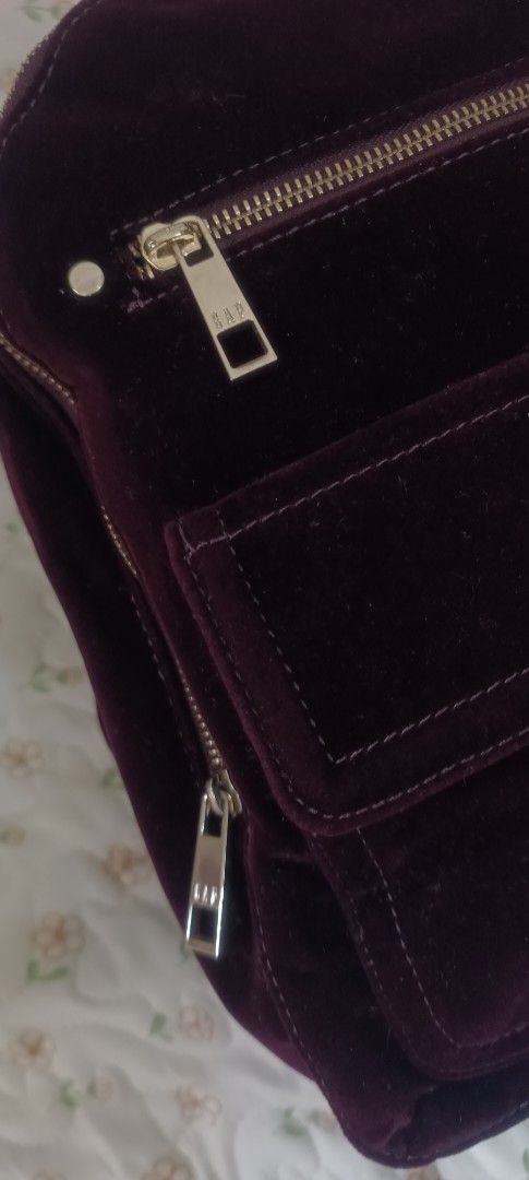Backpack GAP (Category: Backpacks) located in Petaling Jaya. Submitted by nrffatin (Listing ID 1376118821, Image 2). Description: Velvet Dome Backpack by Gap Perfect condition.