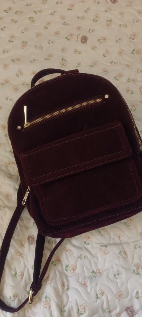 Backpack GAP (Category: Backpacks) located in Petaling Jaya. Submitted by nrffatin (Listing ID 1376118821, Image 1). Description: Velvet Dome Backpack by Gap Perfect condition.