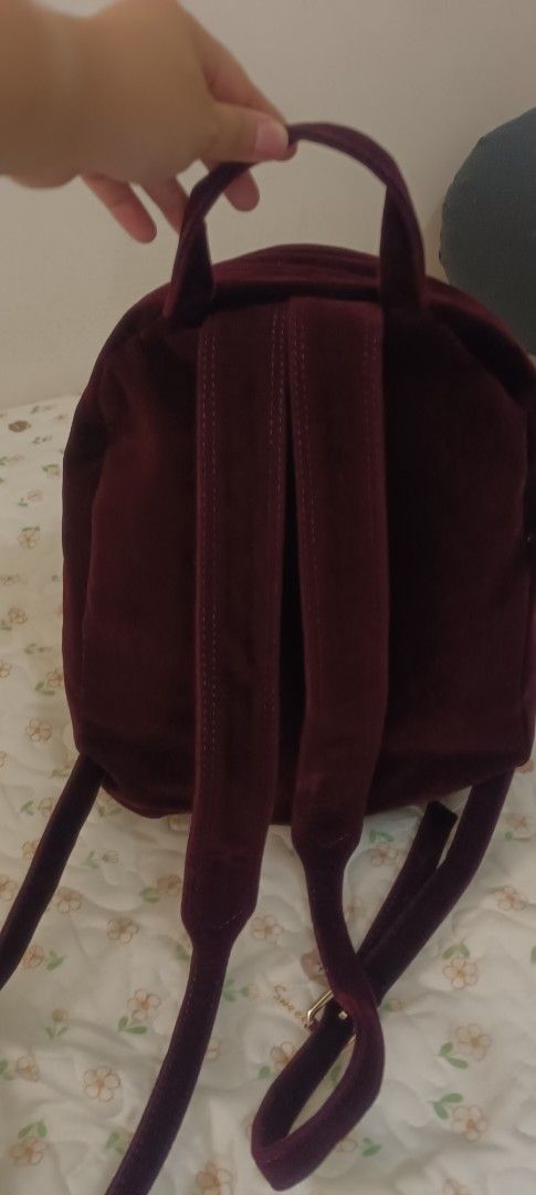 Backpack GAP (Category: Backpacks) located in Petaling Jaya. Submitted by nrffatin (Listing ID 1376118821, Image 3). Description: Velvet Dome Backpack by Gap Perfect condition.