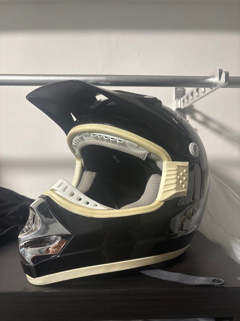 bike helmet (Category: Motorcycle Apparel) located in Singapore. Submitted by yujun.escobar (Listing ID 1376204167, Image 1). Description: not sure about the brand, got it a year ago but never used, just collecting dust at my house. able to nego .