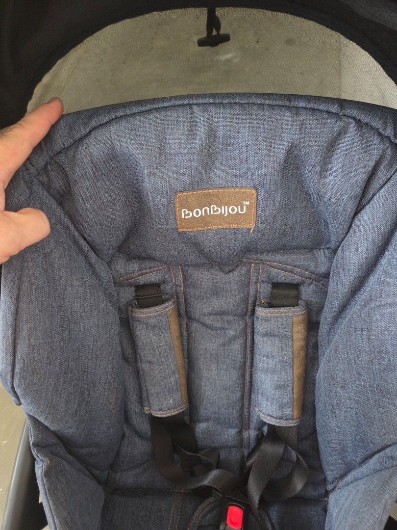 Blue colour Bonbijou Luxos brand children stroller Light Weight, One button (Category: Strollers) located in Singapore. Submitted by tracyspatec (Listing ID 1376144593, Image 3). Description: Good working condition ..