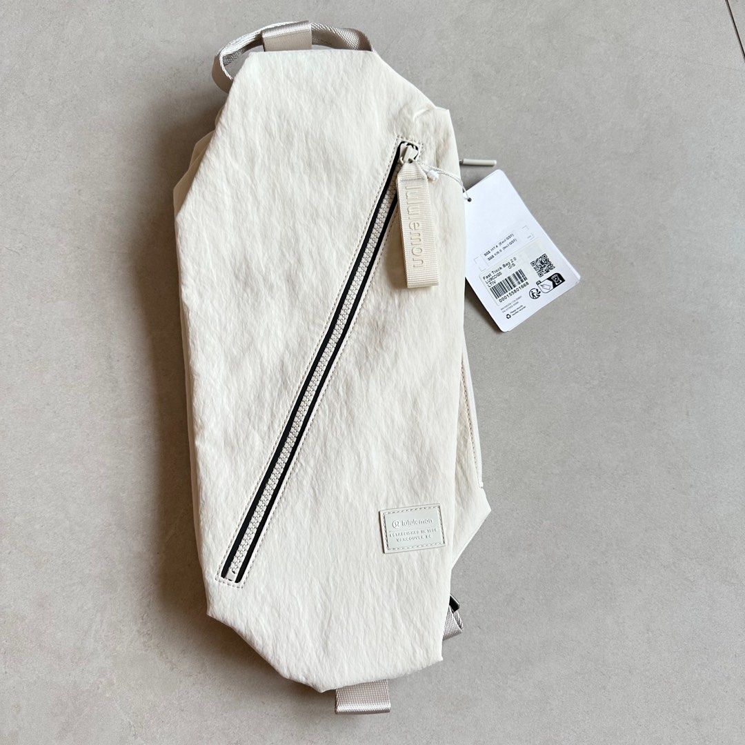 BNWT Lululemon Fast Track Bag 2.0 (Category: Cross-body Bags) located in Singapore. Submitted by littlesproutssg (Listing ID 1376212542, Image 1). Description: .