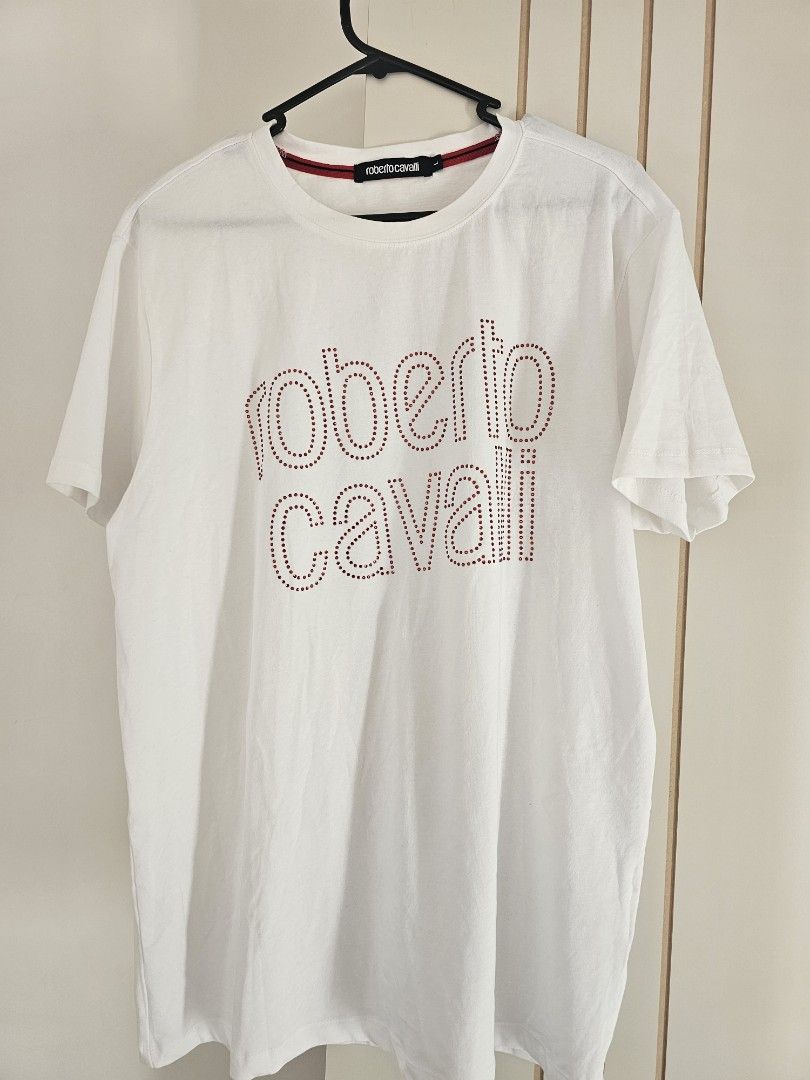 Brand new Roberto cavalli t shirt (Category: Men's Clothes) located in Sebastopol. Submitted by jabakukub03472 (Listing ID 1376211889, Image 1). Description: brand new without tag roberto cavalli t shirt.