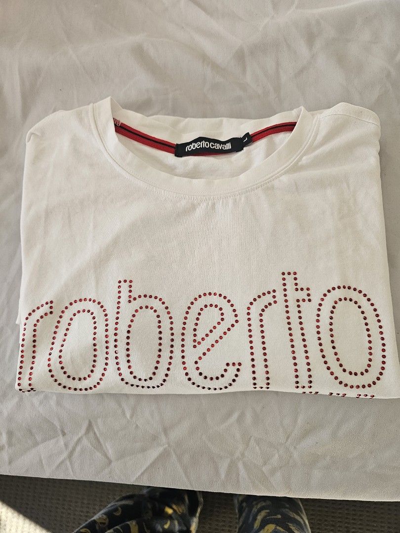 Brand new Roberto cavalli t shirt (Category: Men's Clothes) located in Sebastopol. Submitted by jabakukub03472 (Listing ID 1376211889, Image 3). Description: brand new without tag roberto cavalli t shirt.