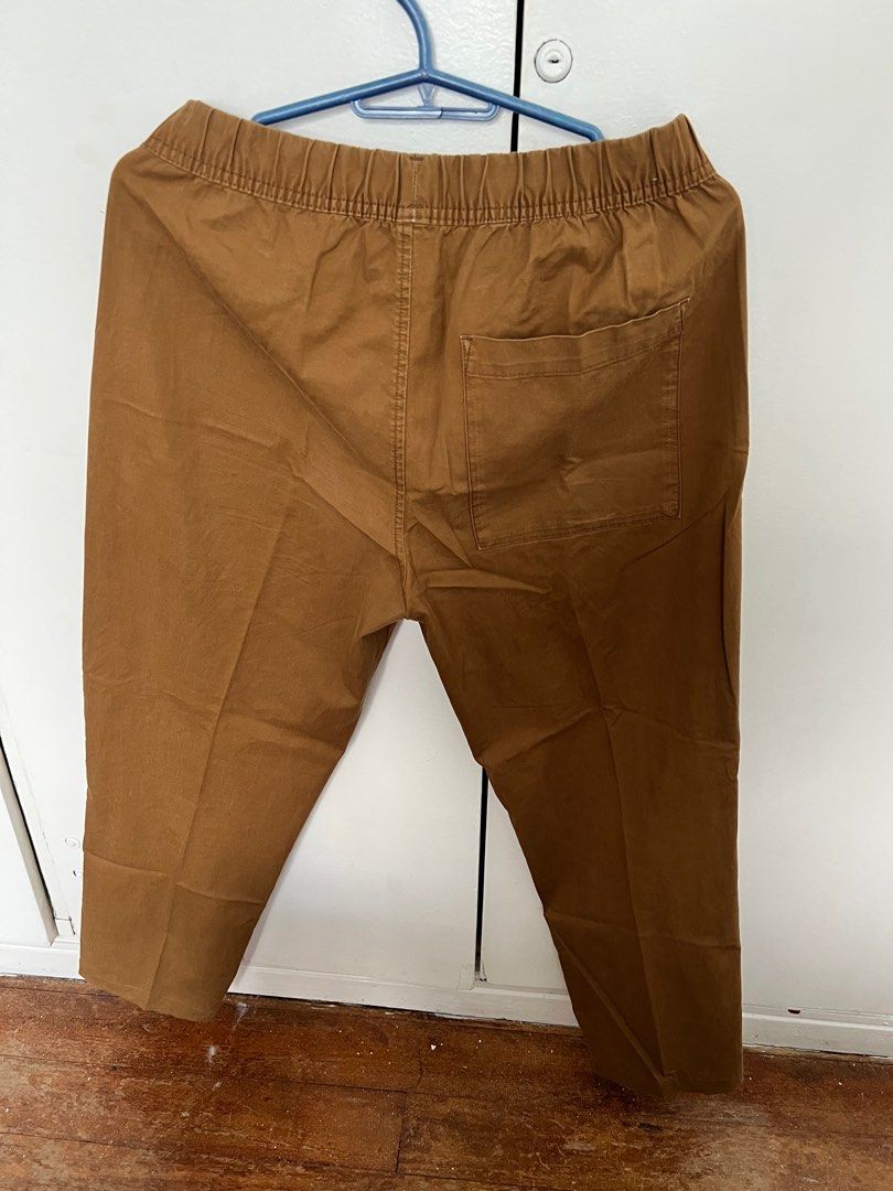 brown uniqlo pants (Category: Jeans) located in Quezon City. Submitted by ayan27 (Listing ID 1376036769, Image 2). Description: bago pa po .