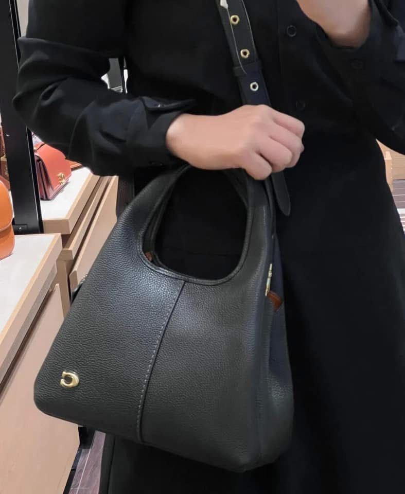 CCH LANA SHOULDER BAG BLACK (Category: Shoulder Bags) located in Manila. Submitted by Aki.s_Cart (Listing ID 1376041882, Image 1). Description: CCH Lana Shoulder Bag 22.5cm (L) x 31.5cm (H) x 13.5cm (W) P2,400.