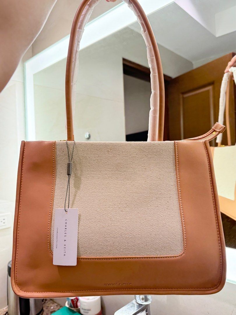 Charles & Keith Daylla Canvas Tote Bag (Category: Tote Bags) located in Marikina City. Submitted by mhattsdeclutter (Listing ID 1376197949, Image 1). Description: Brand new Number of bag strap: 1 Inner compartment: 1 Inner Fold + Zip Compartment Handle drop length: 25 cm Non-Detachable Strap Non-Adjustable Strap Type of closure: Zip Strap drop length: 25 cm Strap length: 59 cm Weight: 628 g Width: 32 cm Depth: 13 cm Height: 24 cm For reference: c