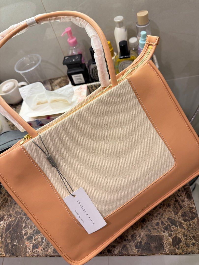 Charles & Keith Daylla Canvas Tote Bag (Category: Tote Bags) located in Marikina City. Submitted by mhattsdeclutter (Listing ID 1376197949, Image 2). Description: Brand new Number of bag strap: 1 Inner compartment: 1 Inner Fold + Zip Compartment Handle drop length: 25 cm Non-Detachable Strap Non-Adjustable Strap Type of closure: Zip Strap drop length: 25 cm Strap length: 59 cm Weight: 628 g Width: 32 cm Depth: 13 cm Height: 24 cm For reference: c