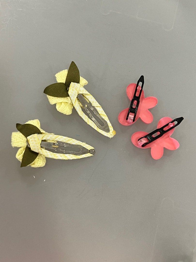 Children hair clips (2 sets) (Category: Babies & Kids Fashion) located in Singapore. Submitted by white_blue_sky (Listing ID 1376121452, Image 2). Description: one set of pink butterfly clips one set of yellow flower clips.