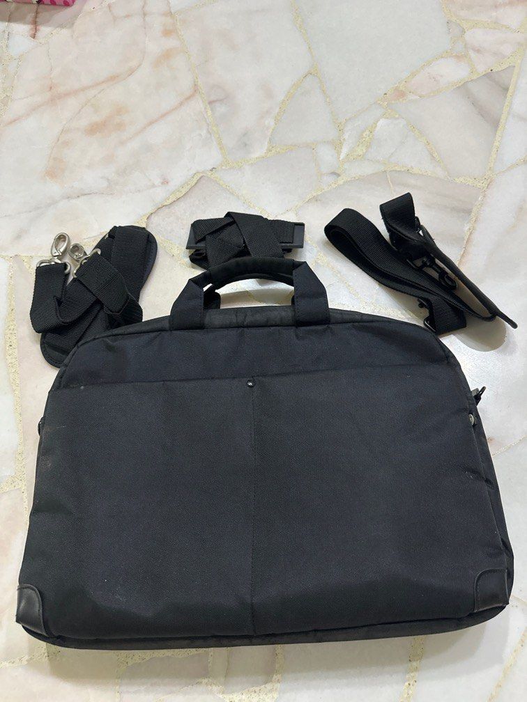 Computer Bag (Category: Laptop Bags & Sleeves) located in Singapore. Submitted by winwinminmin (Listing ID 1376151961, Image 2). Description: .