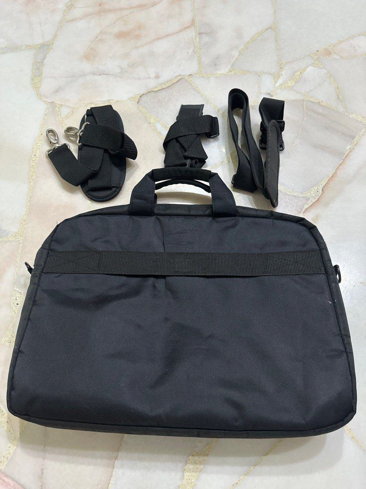 Computer Bag (Category: Laptop Bags & Sleeves) located in Singapore. Submitted by winwinminmin (Listing ID 1376151961, Image 1). Description: .
