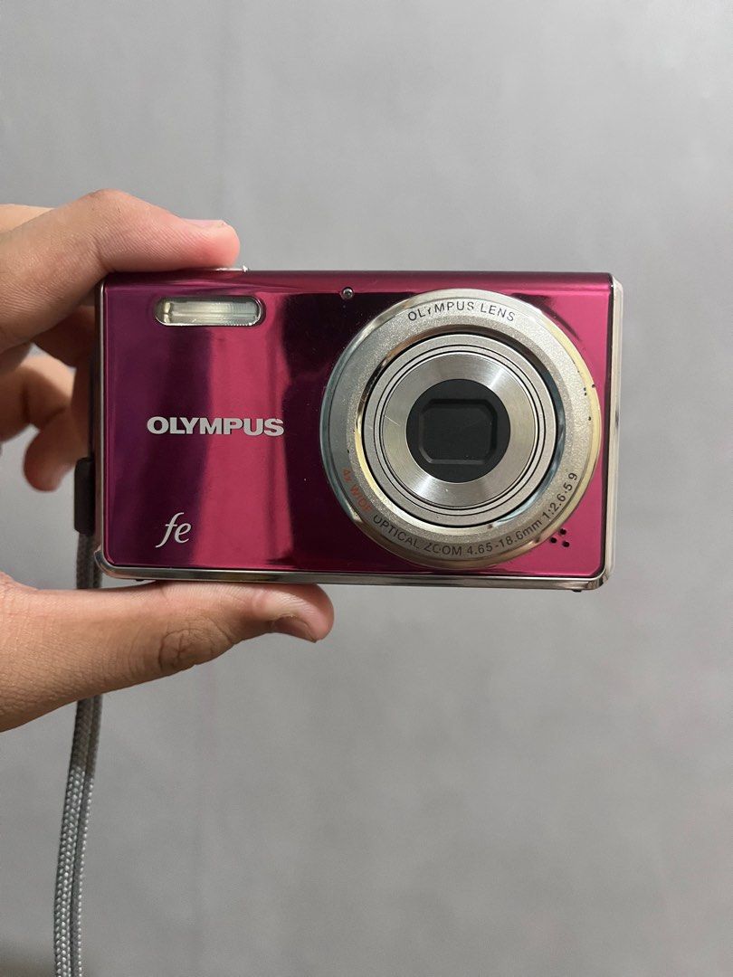 DIGITAL CAMERA: OLYMPUS FE 4000 DIGICAM (Category: Cameras) located in Manila. Submitted by rgtss005 (Listing ID 1376064349, Image 1). Description: Olympus fe 4000 in Hot Pink🍒 12 Megapixels 4x Optical Zoom 2.7” LCD Display Flash, Zoom, and Buttons - All working - Body Cosmetics 9/10 - Free charger, pouch, and lanyard • No Issues pero need nyo lang bilhan ng xd card kasi 32mb lang yung kasama nya ₱4,999 Sony Cybershot T77🩶 10.1 Megapixels Touch