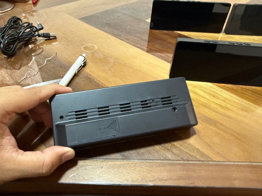 Digital clock (Category: Everything Else) located in Singapore. Submitted by pak_Maon (Listing ID 1376046965, Image 2). Description: Just used it for 6mths. Guess it doesn’t suit our living space. Can use battery or also cable. .