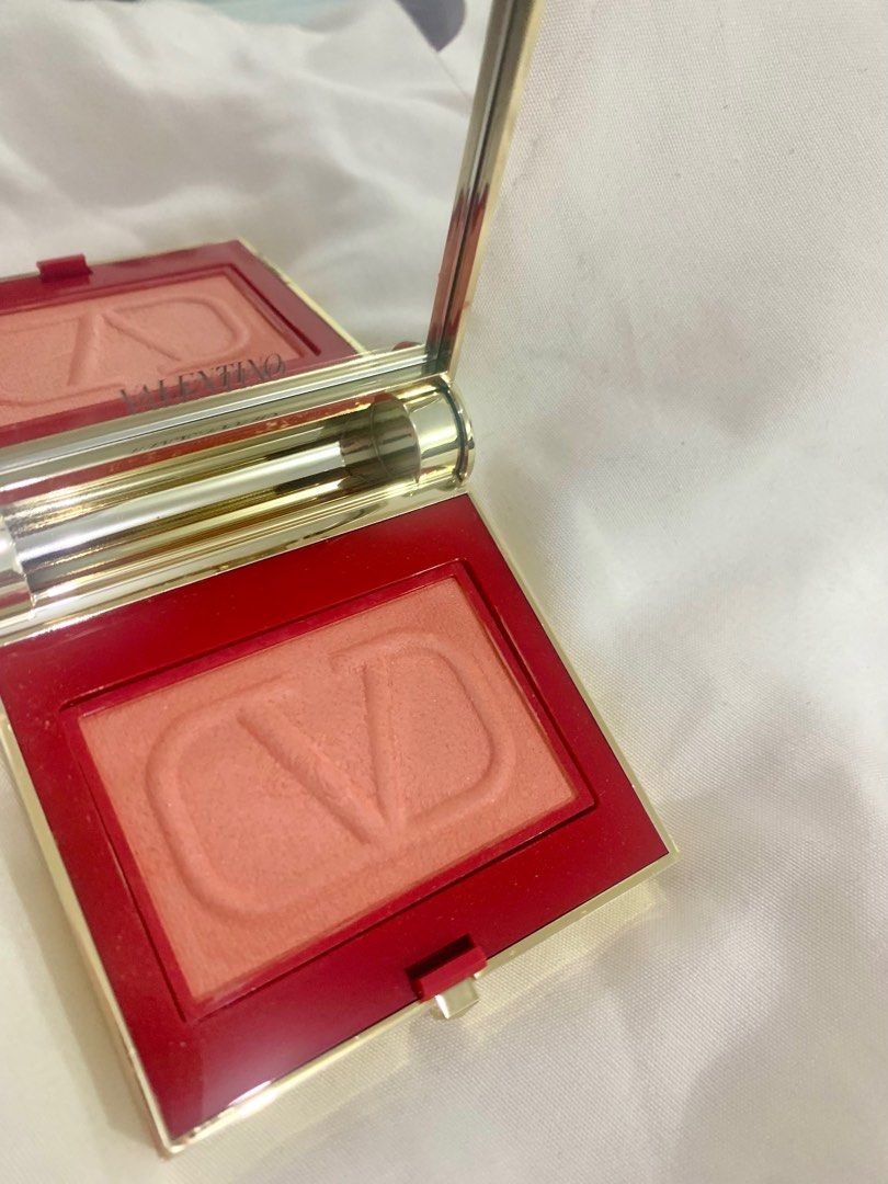 Valentino Eye to Cheek (Category: Makeup) located in Olongapo. Submitted by sbm07 (Listing ID 1376047498, Image 3). Description: Valentino Eye to Cheek.No brush. Bought at 1100.Selling 800 .