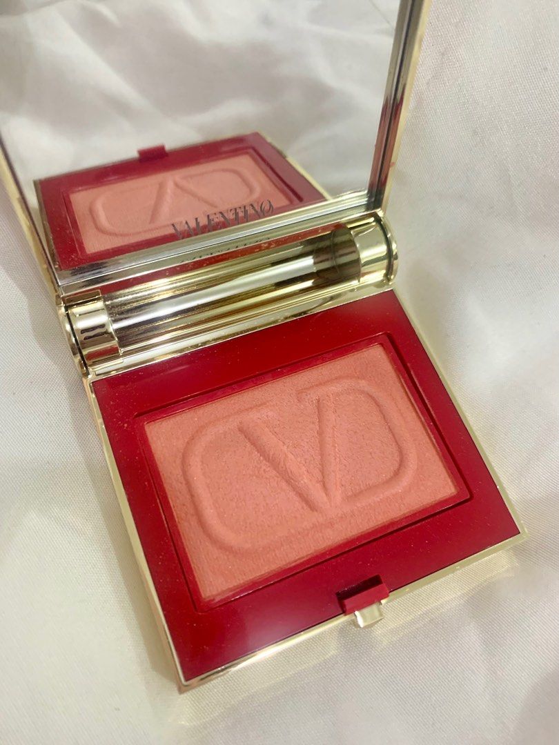 Valentino Eye to Cheek (Category: Makeup) located in Olongapo. Submitted by sbm07 (Listing ID 1376047498, Image 2). Description: Valentino Eye to Cheek.No brush. Bought at 1100.Selling 800 .