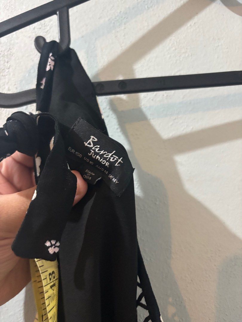 Floral black dress (Category: Dresses) located in Cainta. Submitted by rey0325 (Listing ID 1376178717, Image 3). Description: W - 13 L - 32.