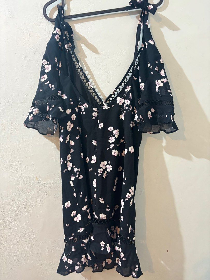 Floral black dress (Category: Dresses) located in Cainta. Submitted by rey0325 (Listing ID 1376178717, Image 2). Description: W - 13 L - 32.