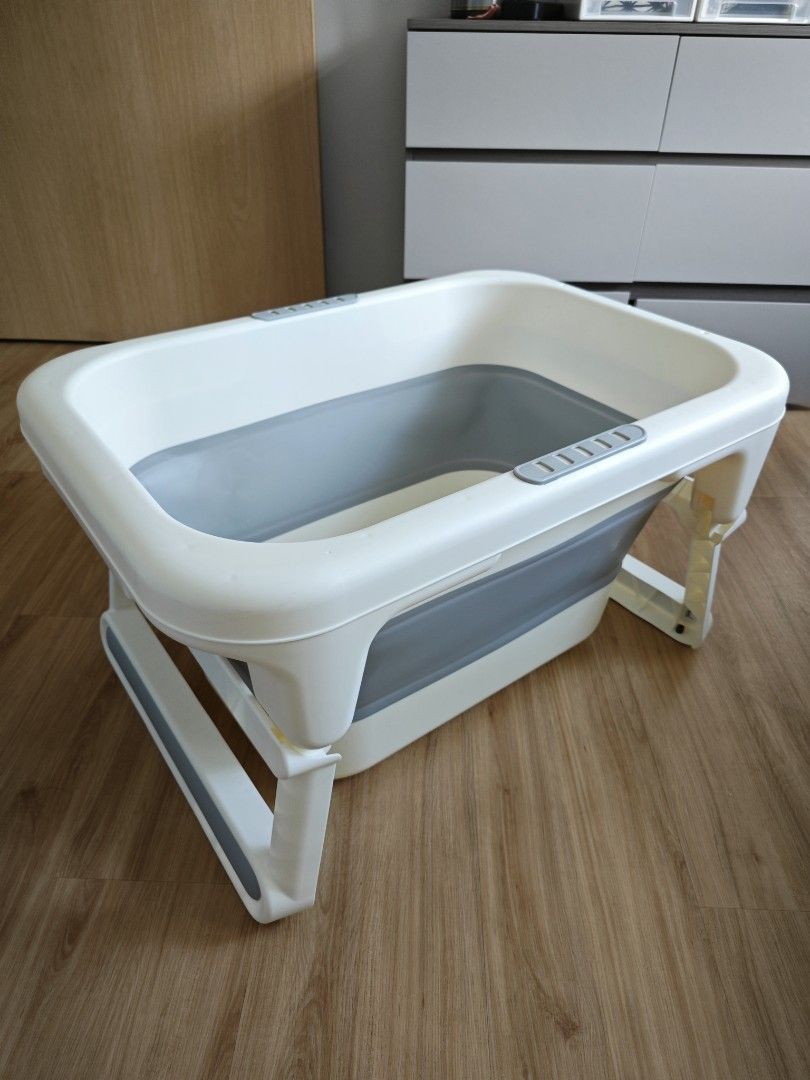 Foldable Baby Bath Tub (Category: Bathtub & Bath Accessories) located in Singapore. Submitted by eigna811 (Listing ID 1376089516, Image 1). Description: Includes drain plug & accessories. (Self pick up only!) .