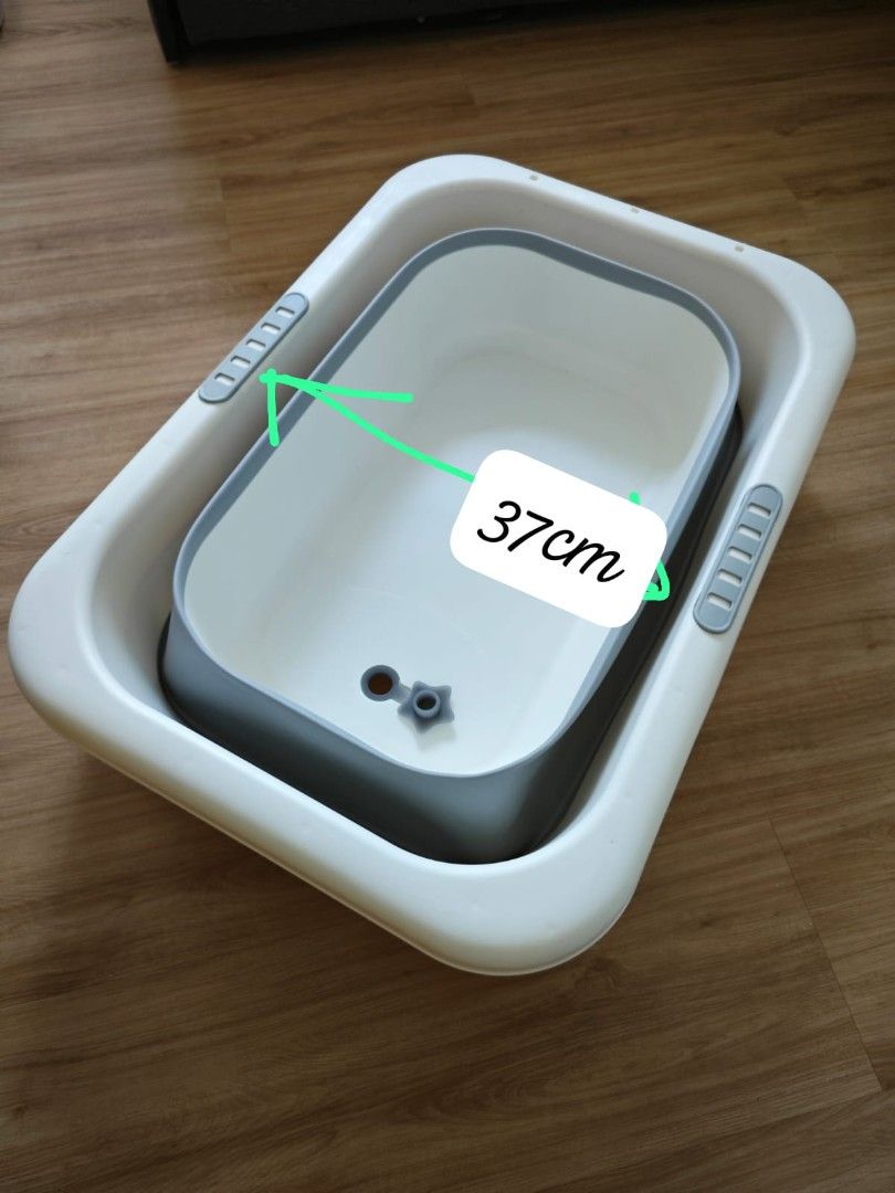 Foldable Baby Bath Tub (Category: Bathtub & Bath Accessories) located in Singapore. Submitted by eigna811 (Listing ID 1376089516, Image 3). Description: Includes drain plug & accessories. (Self pick up only!) .