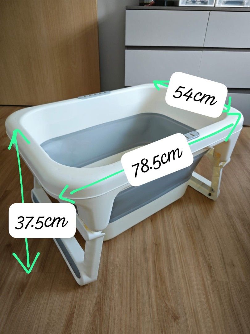 Foldable Baby Bath Tub (Category: Bathtub & Bath Accessories) located in Singapore. Submitted by eigna811 (Listing ID 1376089516, Image 2). Description: Includes drain plug & accessories. (Self pick up only!) .