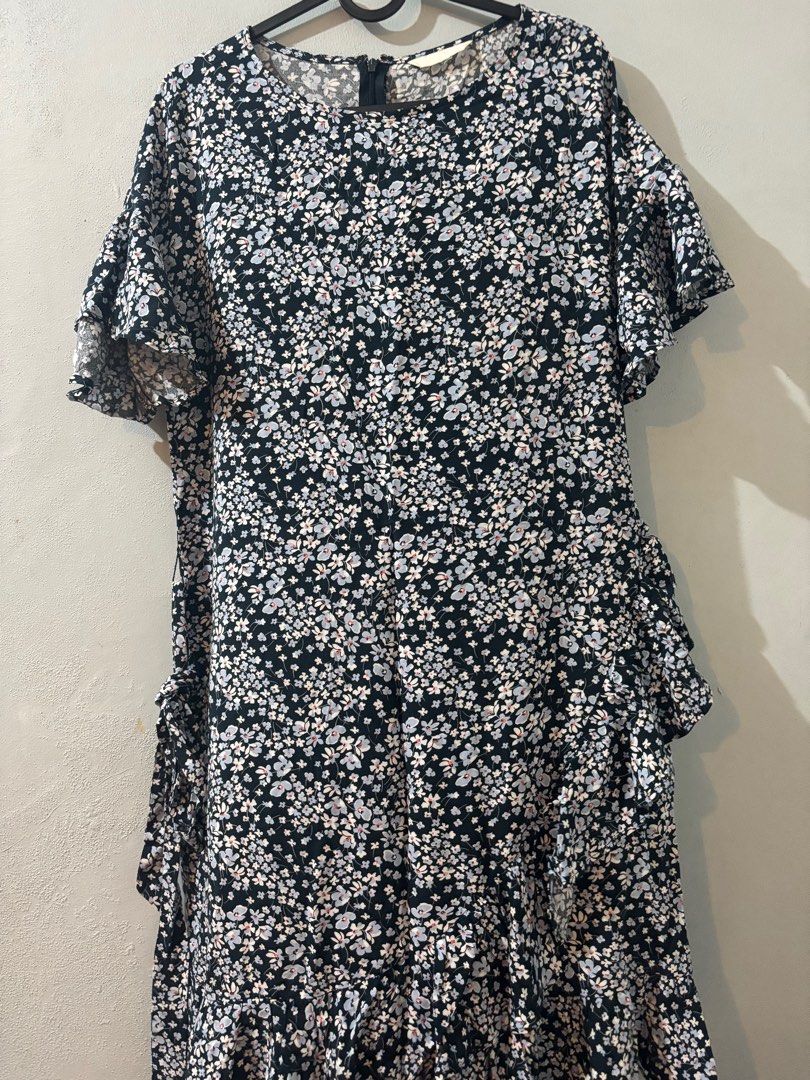 H&M blue floral dress (Category: Dresses) located in Cainta. Submitted by rey0325 (Listing ID 1376180984, Image 1). Description: Cut yung tagsize but this will fit to large - semi xl bodyframe .