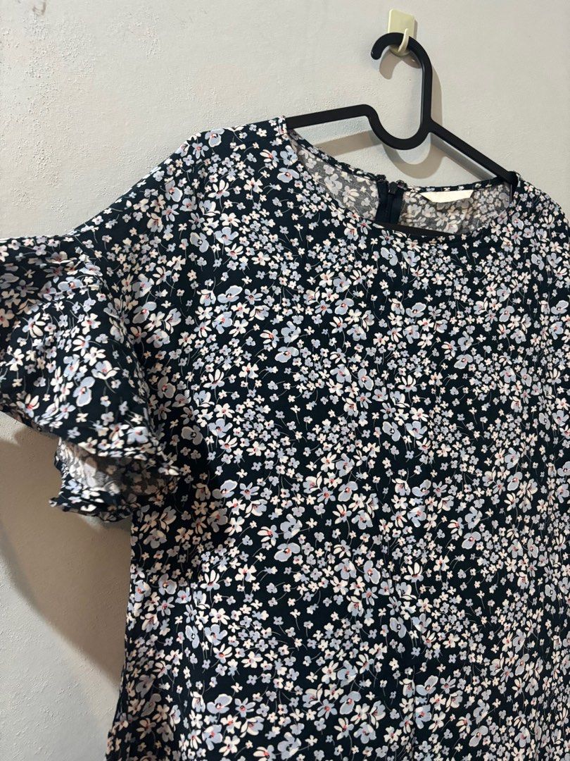 H&M blue floral dress (Category: Dresses) located in Cainta. Submitted by rey0325 (Listing ID 1376180984, Image 2). Description: Cut yung tagsize but this will fit to large - semi xl bodyframe .