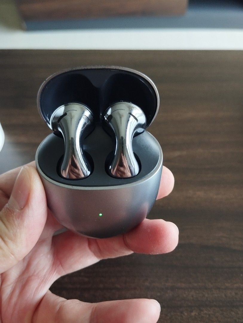 Huawei FreeBuds 5 Wireless Earbuds (Category: Earphones) located in Singapore. Submitted by bryanlimsjm1766e (Listing ID 1376112134, Image 2). Description: Huawei FreeBuds 5 wireless earphones in silver. Includes charging case..