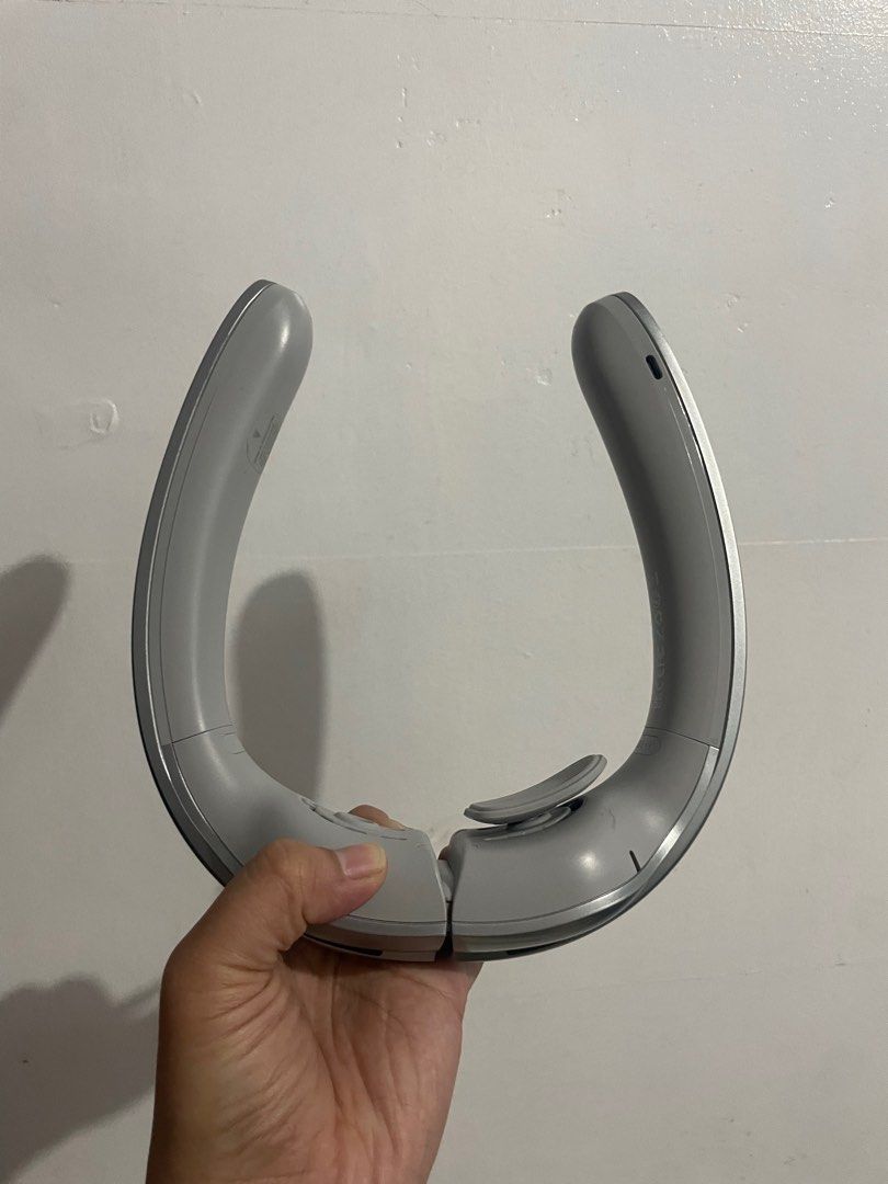 Jisulife Neckfan (Category: Fans) located in Candaba. Submitted by bibiboop (Listing ID 1376166343, Image 1). Description: Selling this neck fan i bought for 2k+. It is very convinient however i work from home na so di ko na nagagamit and its just collecting dust at home. My toddler happen to play with it kaya nawala yung sa back part nya pero it is still working fine..