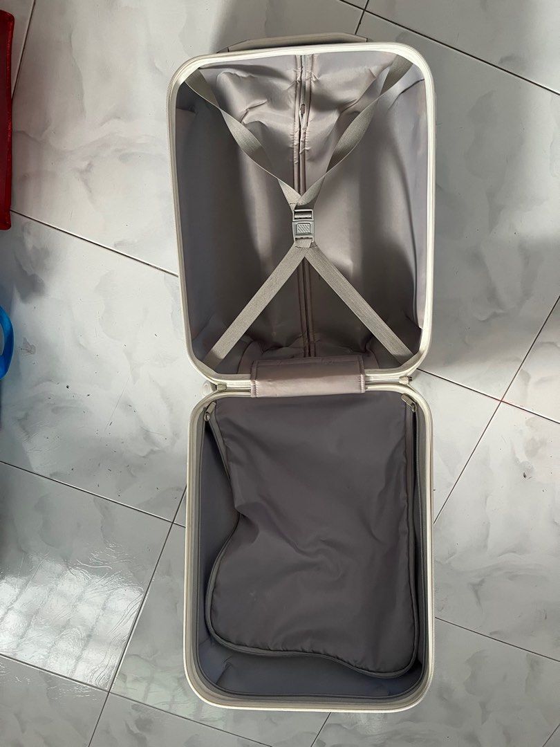 Kids luggage (Category: Other Babies Going Out Needs) located in Singapore. Submitted by sandyin (Listing ID 1376135313, Image 2). Description: .