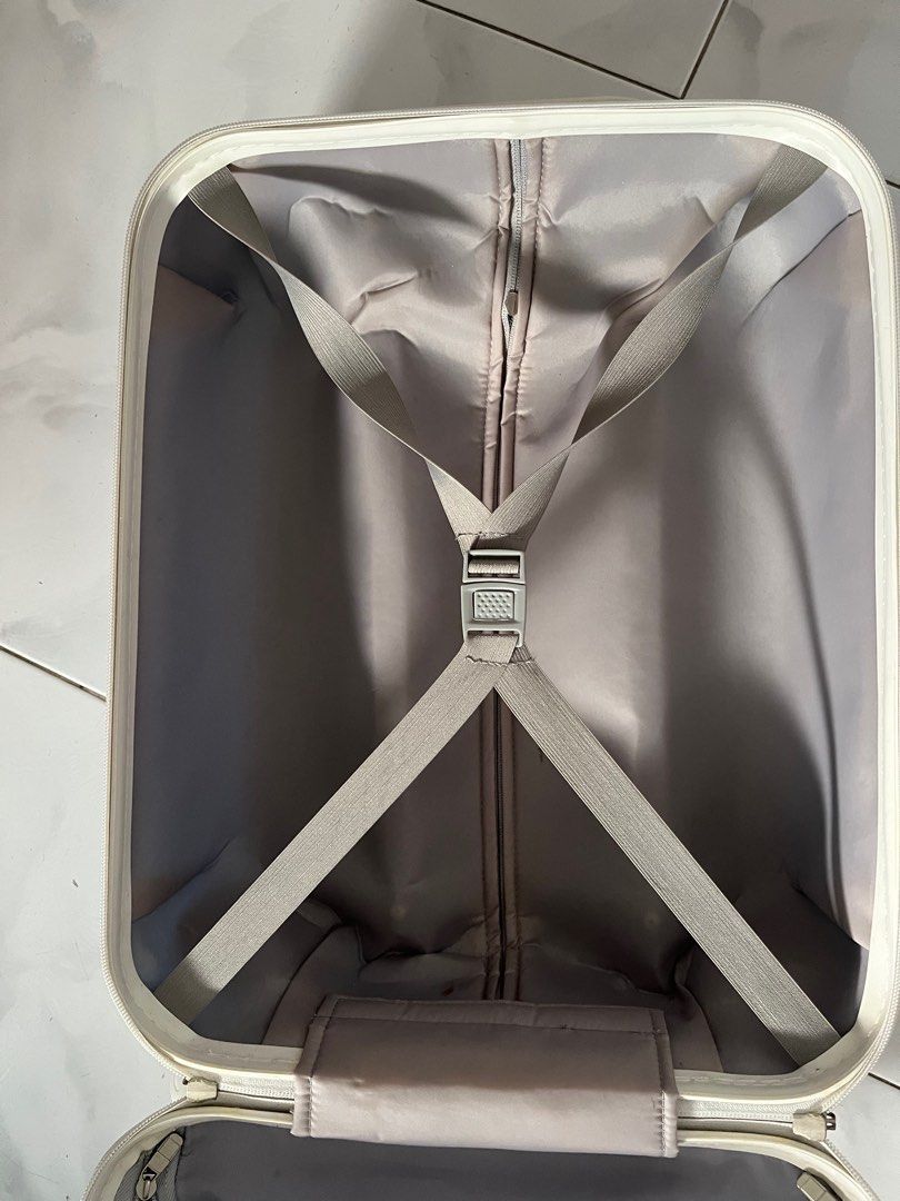 Kids luggage (Category: Other Babies Going Out Needs) located in Singapore. Submitted by sandyin (Listing ID 1376135313, Image 3). Description: .