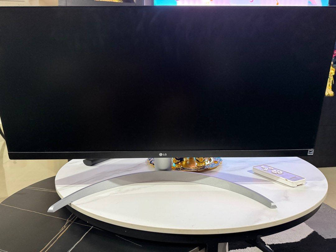 LG UltraWide™ Full HD IPS 29-Inch Display Monitor (29WQ600-W) (Category: Monitor Screens) located in Singapore. Submitted by _ghostrider_96 (Listing ID 1376025856, Image 1). Description: UltraWide™ Full HD (2560x1080) screen. With 33% more onscreen space in width than the FHD resolution (1920x1080) display, you can multitask effectively without shifting through programs. It is as good as brand new. Very well maintained..