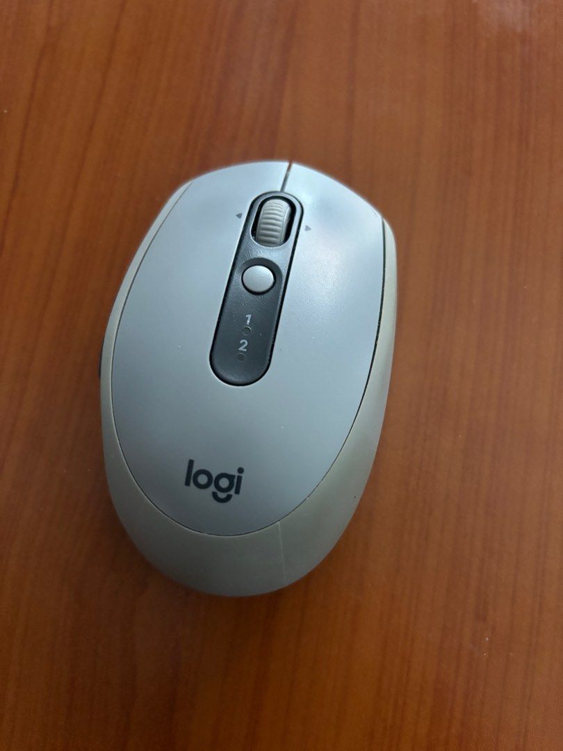 Logitech Wireless Mouse (Category: Mouse & Mousepads) located in Singapore. Submitted by jodiestrawberry (Listing ID 1376138968, Image 1). Description: .
