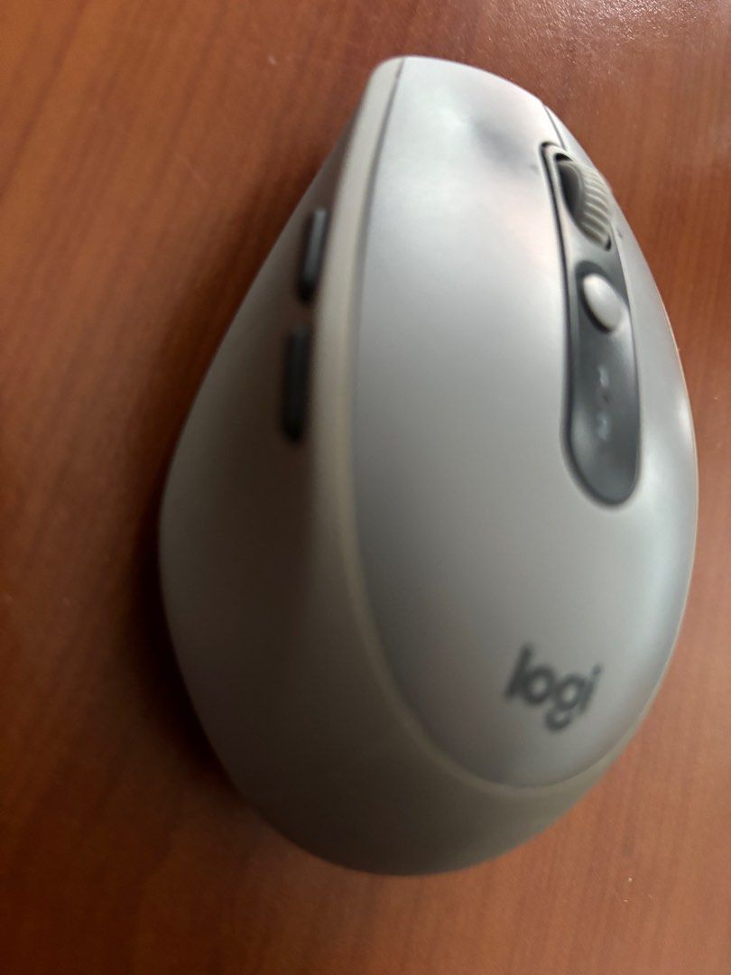 Logitech Wireless Mouse (Category: Mouse & Mousepads) located in Singapore. Submitted by jodiestrawberry (Listing ID 1376138968, Image 2). Description: .