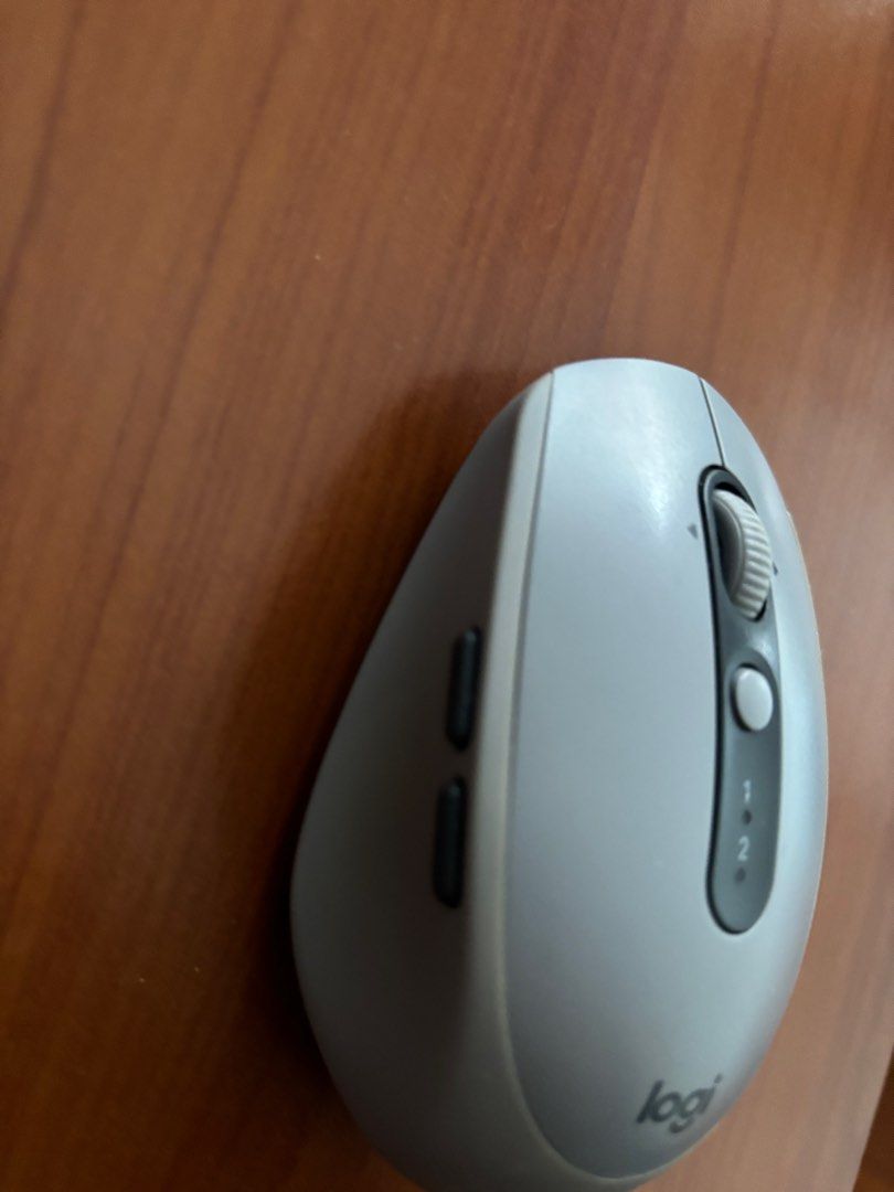 Logitech Wireless Mouse (Category: Mouse & Mousepads) located in Singapore. Submitted by jodiestrawberry (Listing ID 1376138968, Image 3). Description: .