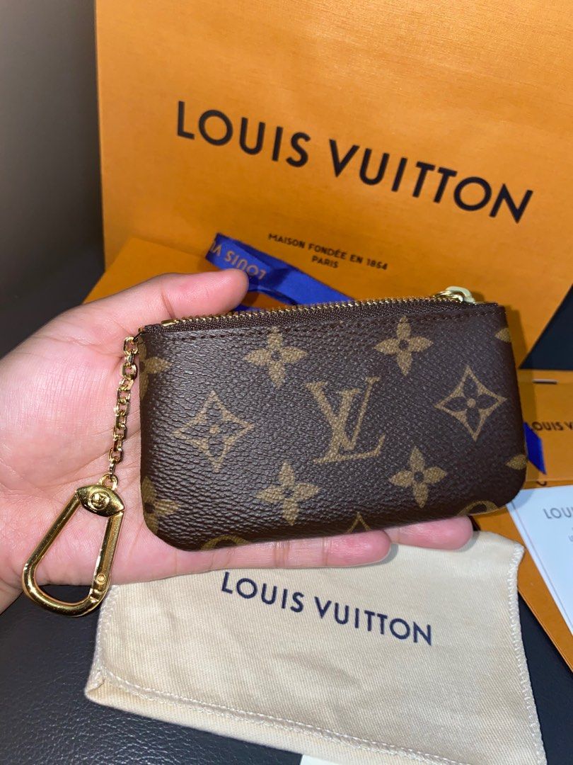 Louis Vuitton Key Cles Unused (Category: Luxury Bags & Wallets) located in Mandaluyong City. Submitted by solize_closet (Listing ID 1376207634, Image 1). Description: Negotiable Unused Louis Vuitton Key Cles in Monogram Gold Hardware still intact same color since 2020 upon purchase Minimal hairline due to storage when airing out of the cabinet and putting it back Complete with box, cards, gift receipts, pouch, stickers and paperbag Bought in Sing