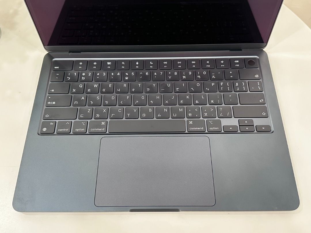 由 elba_digital (刊登 ID 1376061817，圖片 3) 提交，位於 高雄市 (Kaohsiung) 的 【艾爾巴二手】MacBook Air M3 8G+256G A3113 13吋 藍色#二手筆電#保固中#新竹店QCLY6 (類別：桌上電腦或筆記型電腦)，說明：MacBook Air M3 8G+256G A3113 13吋 藍色 功能皆可正常使用，外觀輕微使用痕跡，皆如圖所示。 **商品不完美處皆已反映在價格上，能接受者在下單購買** 💠有含配件：原廠充電頭、原廠充電線、原廠盒裝。 📝序號後五碼：**********QCLY6 螢幕尺寸：13吋(對角線) 記憶體(RAM)：8G 儲存空間(ROM)：256G 處理器(CPU)：Apple M3 作業系統：macOS Sequoia 15.5 電池健康度：100% (循環72次) 原廠保固：2025/08/09 現貨在✨新竹✨ 也可調至全台各分店免運費~ ’’該商品無法與其它商品合併訂單’’ 🉑新舊機可貼換 
