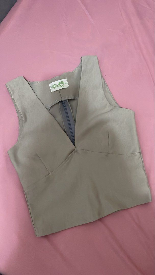 missy m olive vest deep v-neck top (Category: Sleeveless) located in Davao. Submitted by capri.sun (Listing ID 1376041071, Image 1). Description: missy m clothing s on tag fits xs-s feel free to dm your offers! 💌.