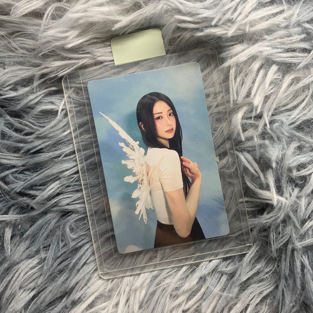 Official Lesserafim Huh Yunjin Photocard PC, Hobbies & Toys ...