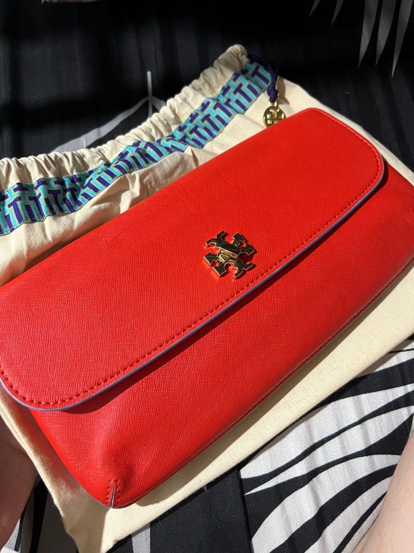 ORIGINAL TORY BURCH (Category: Luxury Bags & Wallets) located in Quezon City. Submitted by rosie_199x (Listing ID 1376103258, Image 1). Description: Tory Burch Red Leather Slim Diana Flap Clutch Inclusion:Original Dustbag Length: 28.5 cm Width: 3 cm Height: 13.5 cm Hardware: Gold Tone Exterior Material: Leather Interior Material: Fabric Rfs: need funds Bought this around 10k Selling it for 3,000 only Once lang nagamit .