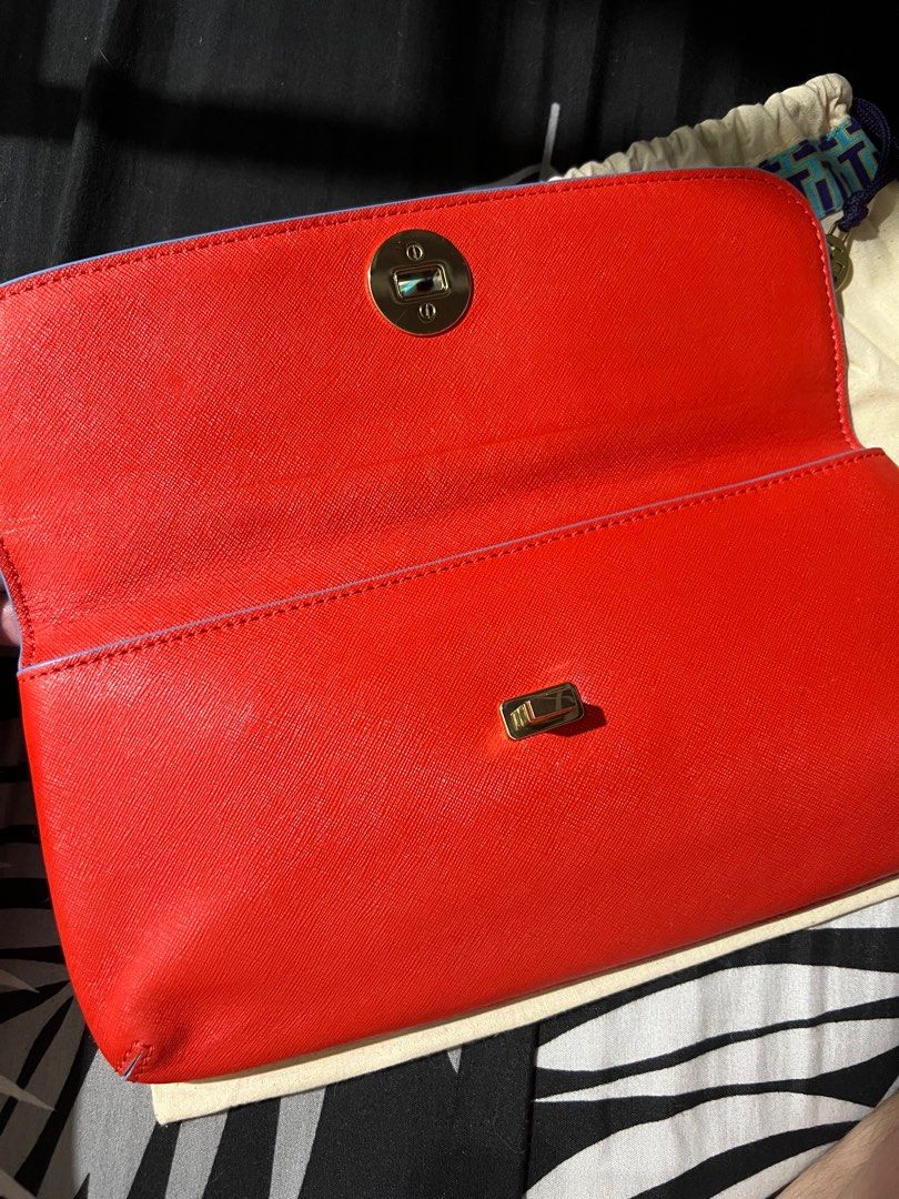ORIGINAL TORY BURCH (Category: Luxury Bags & Wallets) located in Quezon City. Submitted by rosie_199x (Listing ID 1376103258, Image 2). Description: Tory Burch Red Leather Slim Diana Flap Clutch Inclusion:Original Dustbag Length: 28.5 cm Width: 3 cm Height: 13.5 cm Hardware: Gold Tone Exterior Material: Leather Interior Material: Fabric Rfs: need funds Bought this around 10k Selling it for 3,000 only Once lang nagamit .