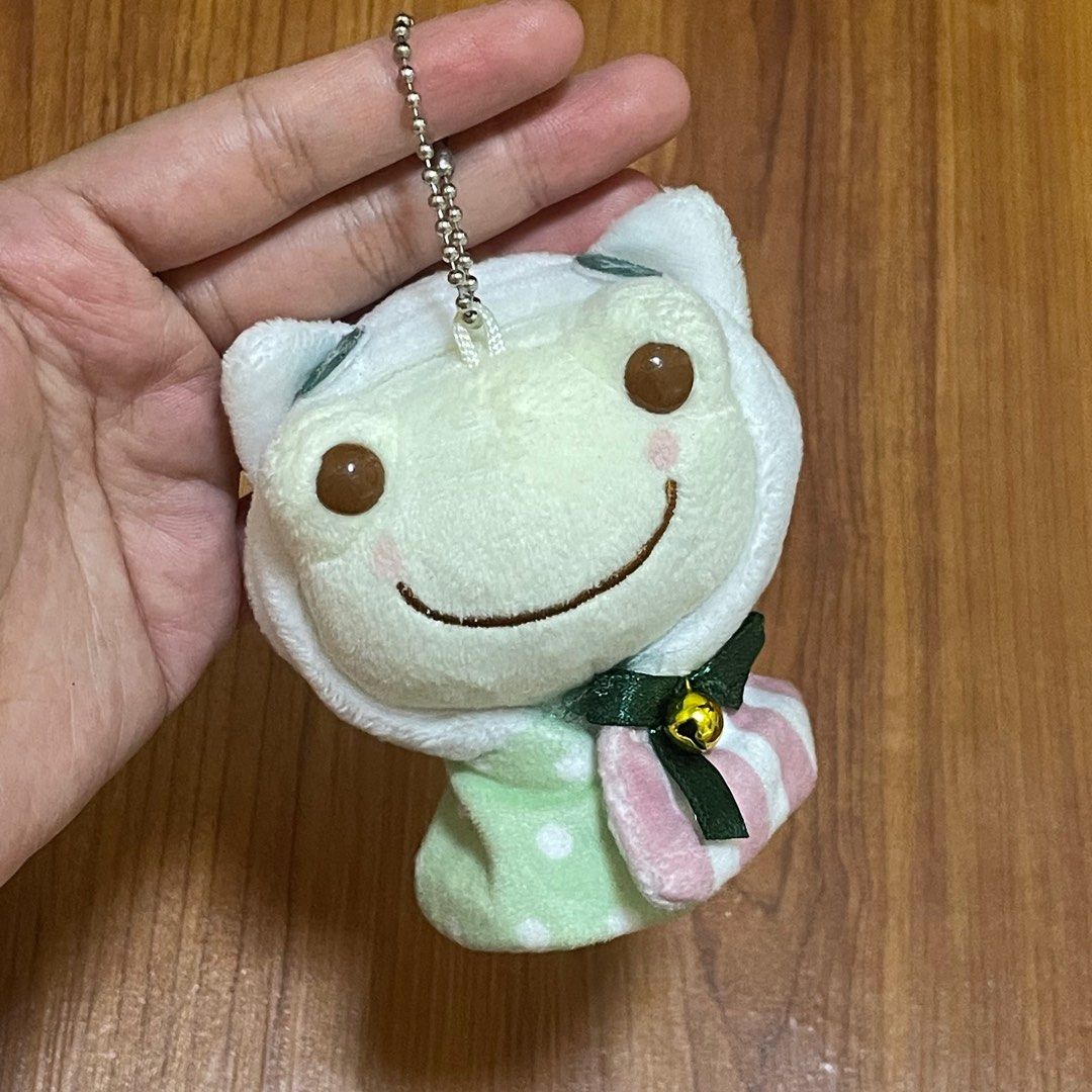 pickles the frog plush charm (Category: Plushies & Soft Toys) located in Davao. Submitted by 183cmbread (Listing ID 1376146024, Image 1). Description: mop: gcash, maya, seabank.
